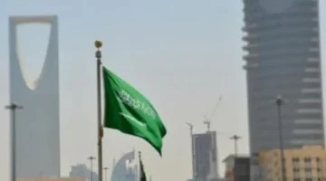 السعودية تمدد صلاحية تأشيرات الزيارة والعمرة حتى 18 أبريل